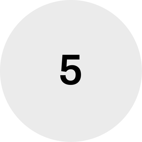 Visuel représentant le chiffre 5 dans un cercle gris, symbolisant l'étape finale du processus de livraison de contenu optimisé par l'IA.